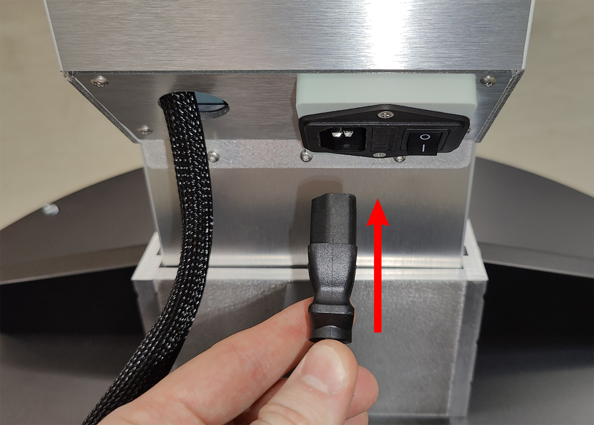 Connecting the power cable to the column