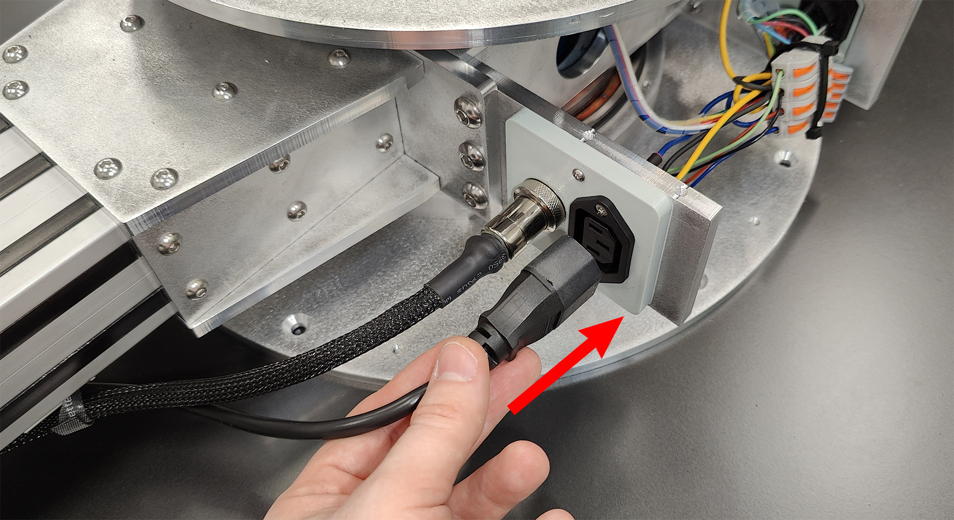 Column power cable connection
