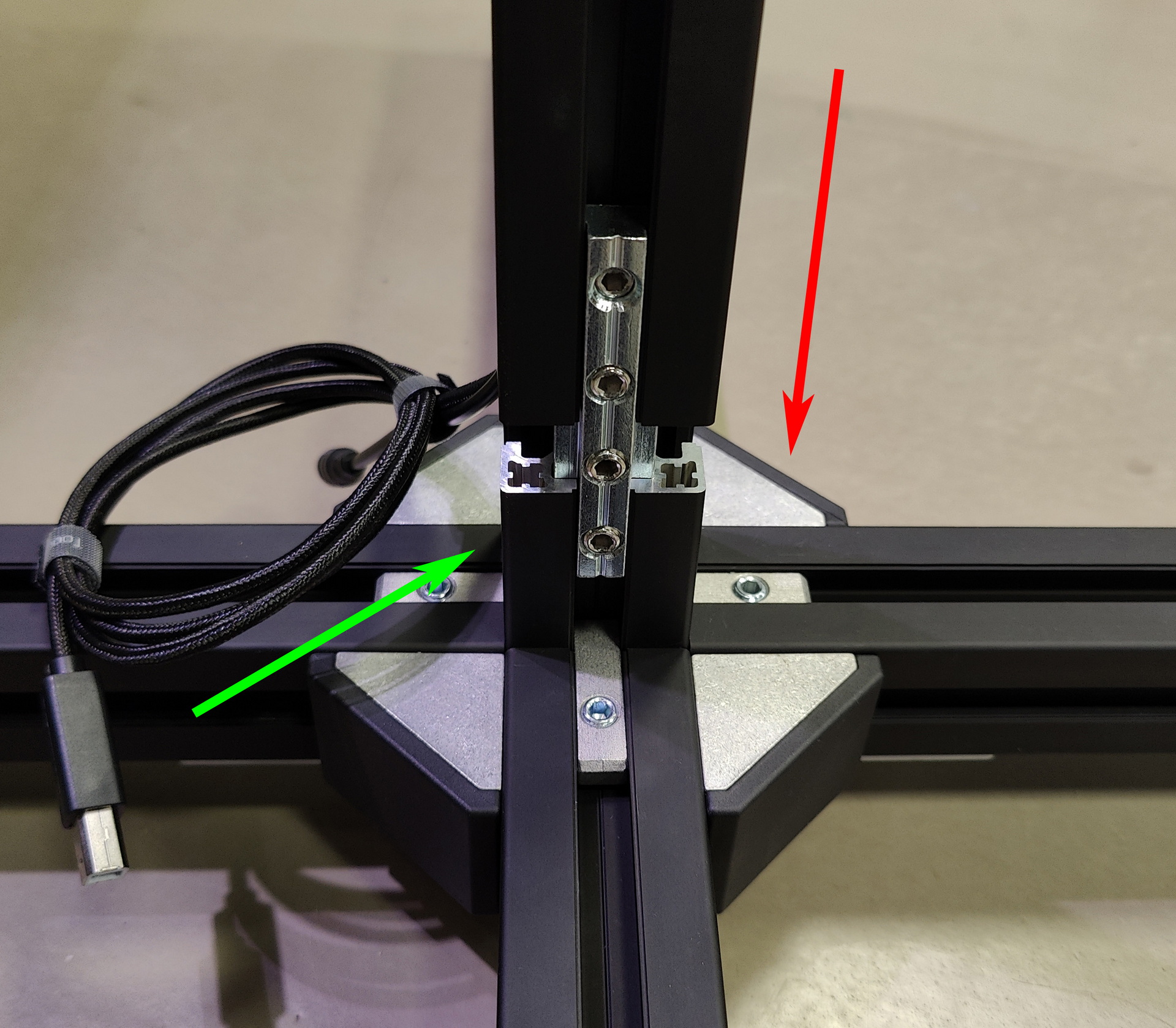 Установка первой части стойки на крестовину