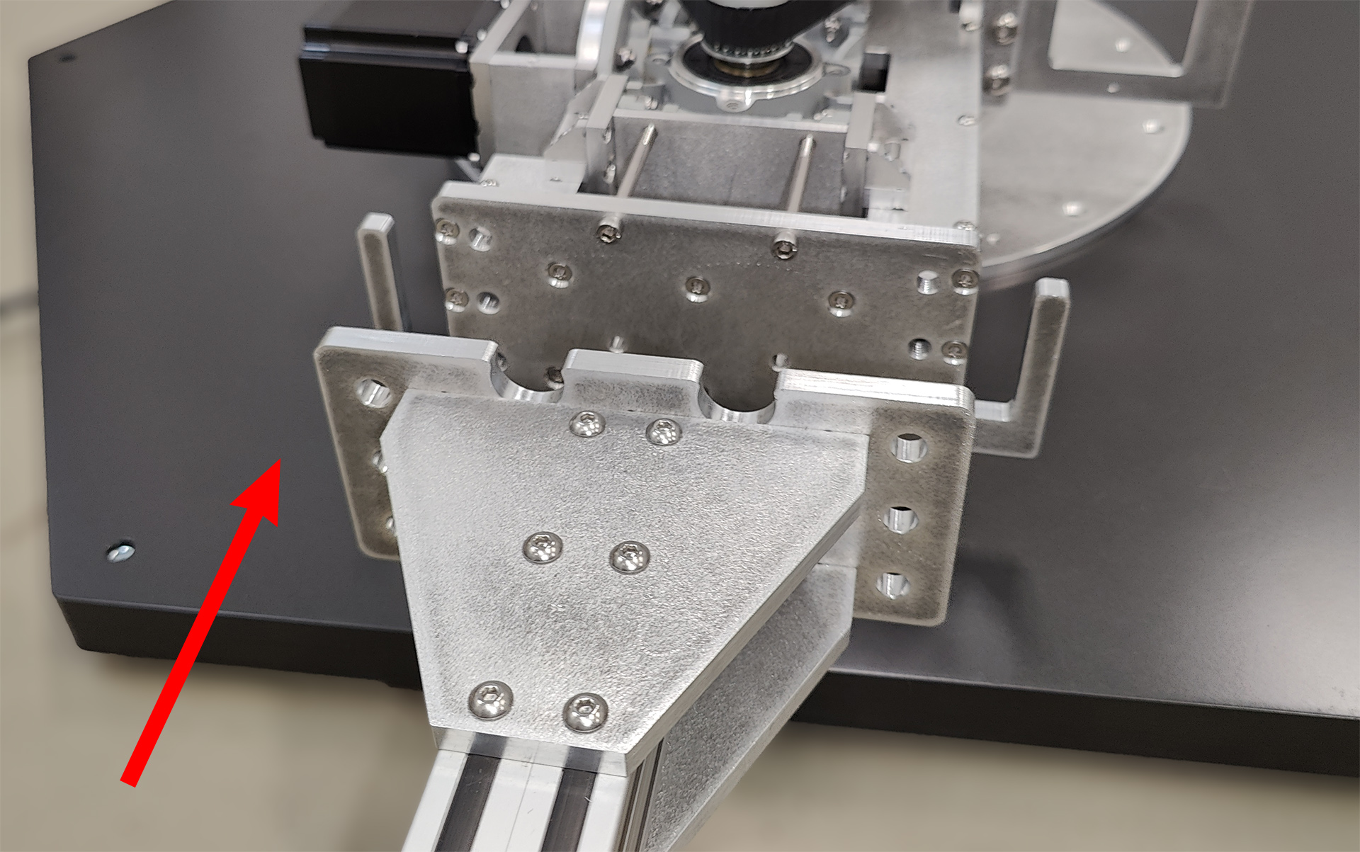 Фланец балки для стойки ноутбука и посадочное место на поворотном узле